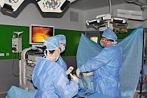Unikátní operaci nabídla Uherskohradišťská nemocnice lékařům i zdravotním sestrám z chirurgického oddělení.