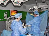 Unikátní operaci nabídla Uherskohradišťská nemocnice lékařům i zdravotním sestrám z chirurgického oddělení.