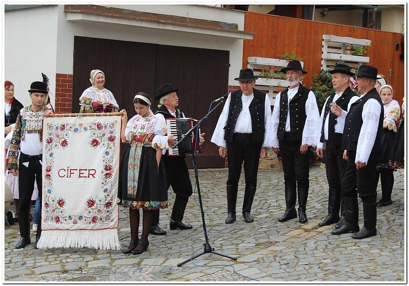 Hroznové bobule, víno, burčák, koláčky i kulturní program zaujaly na Modré milovníky vína i folkloru.