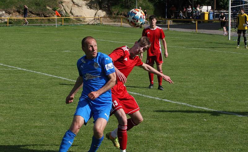 Fotbalisté Ořechova (modré dresy) ve 23. kole I. B třídy skupiny C doma rozstříleli poslední Uherský Ostroh 8:0.