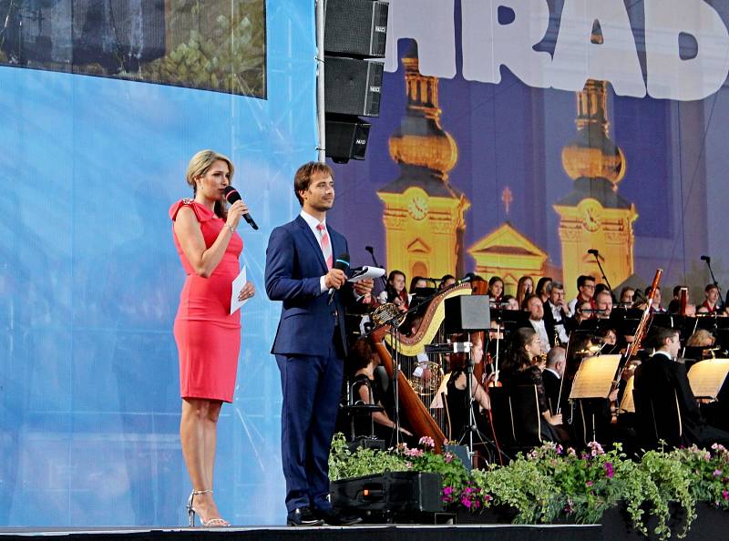 KONCERT. V průběhu Večera lidí dobré vůle vládla před velehradskou bazilikou nádherná atmosféra.