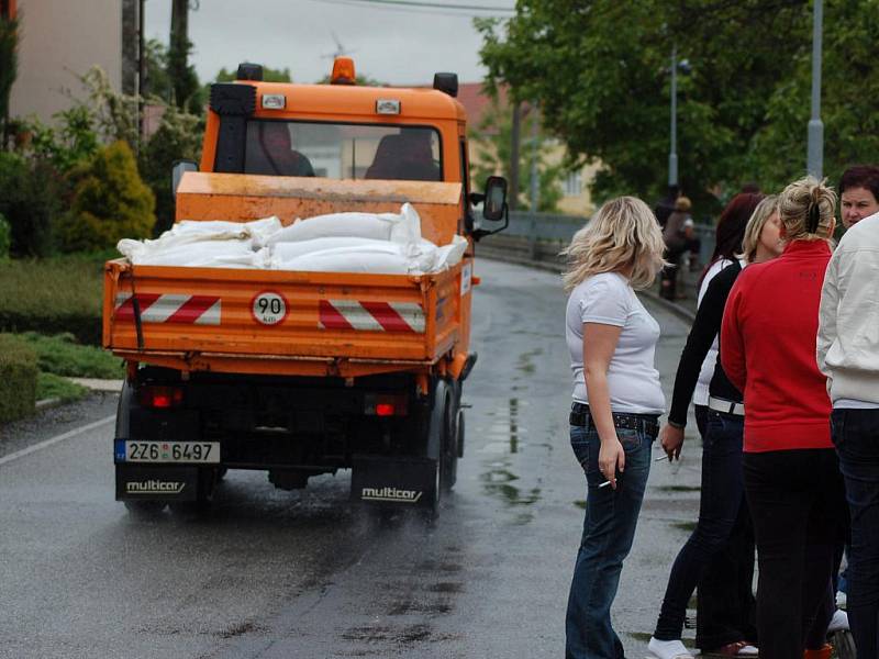 Olšava zaplavila ve středu 2. června části Kunovic a Sadů.