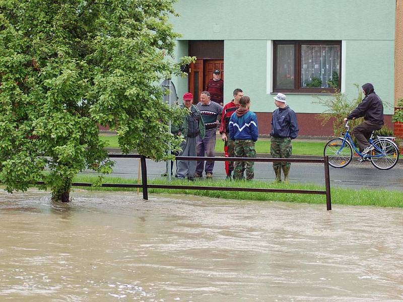 Olšava zaplavila ve středu 2. června části Kunovic a Sadů.