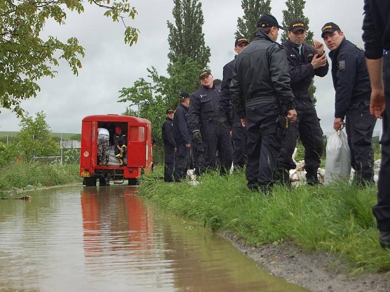 Olšava zaplavila ve středu 2. června části Kunovic a Sadů.