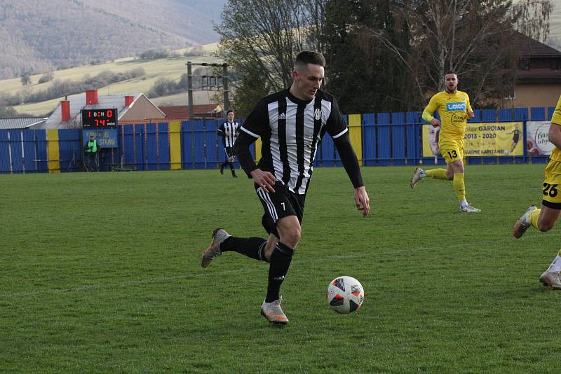 Fotbalisté Strání (žluté dresy) v sobotním souboji nejhorších týmů divize E doma prohráli s Holešovem 1:2.