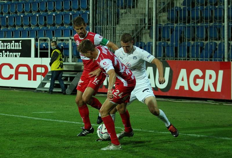 Fotbalisté Slovácka (v bílých dresech) proti Pardubicím