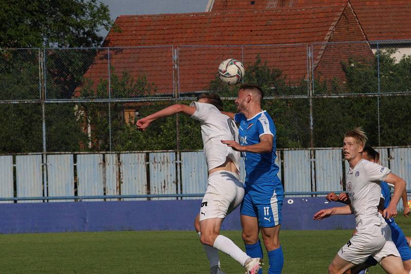 Fotbalisté Slovácka B (bílé dresy) v páteční předehrávce 32. kola MSFL remizovali na hřišti v Kunovicích s juniorkou Ostravy 2:2.