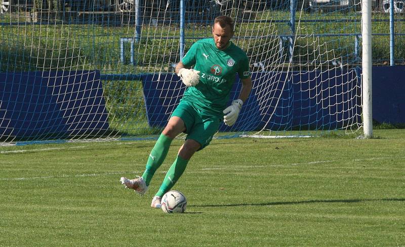 Fotbalisté Slovácka B (bílé dresy) v 6. kole MSFL podlehli Uničovu 1:2.