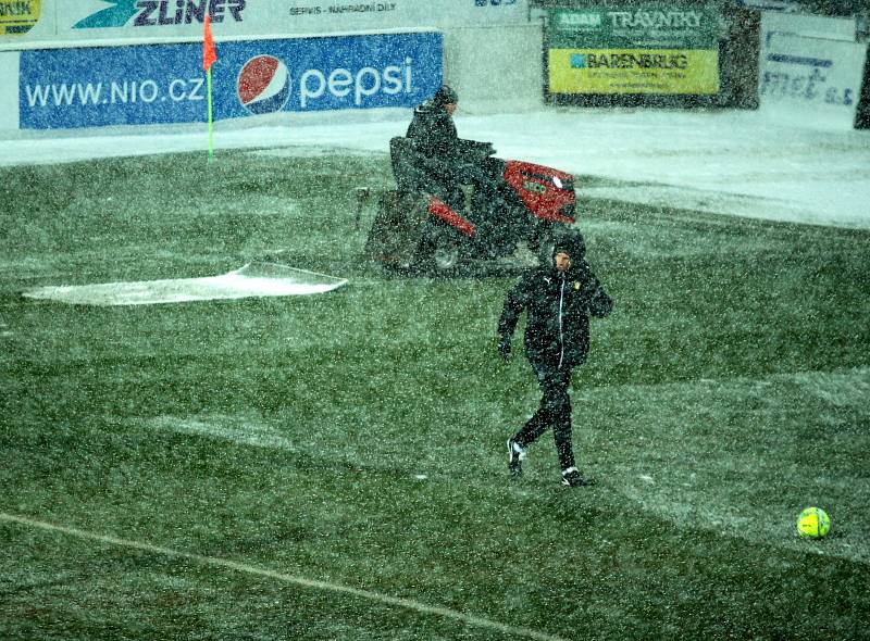 Fotbalisté Slovácka (v bílých dresech) hostili v předehrávce 19. kola FORTUNA:LIGY Teplice. Páteční duel poznamenalo vydatné sněžení.