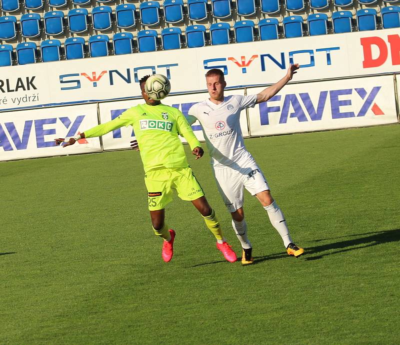 Fotbalisté Slovácka (v bílých dresech) ve 27. kole FORTUNA:LIGY hostili Karvinou. Utkání se zase hrálo téměř bez diváků.