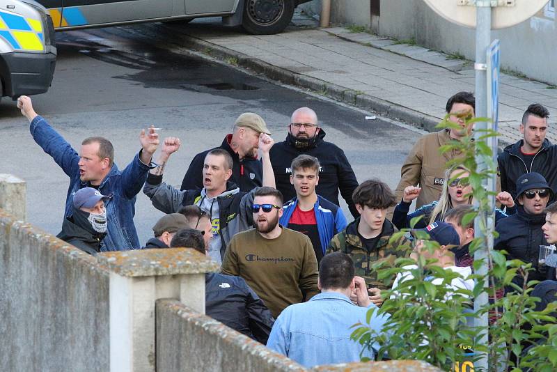 Fotbalisté Slovácka (bílé dresy) zakončili ligovou sezonu v derby se sousedním Zlínem.