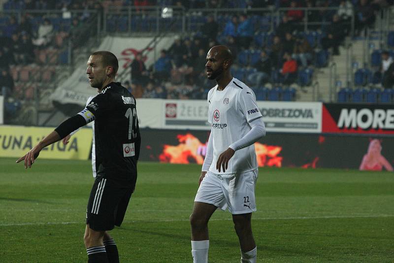 Fotbalisté Slovácka (bílé dresy) se v osmifinále MOL Cupu utkali s Karvinou.