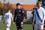 Fotbalisté Slovácka B (modré dresy) ve 20. kole MSFL přehrály Frýdek-Místek 5:1.