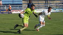 Fotbalisté Slovácka (bílé dresy) na úvod letní přípravy přehráli druholigový Vyškov 6:1.