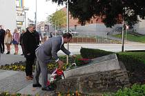 S dvoudenním předstihem, v pátek 9. listopadu si u památníku na Komenského náměstí v Uherském Hradišti připomněli studenti tamního gymnázia včetně jeho vedení a představitelů místní radnice Den veteránů.