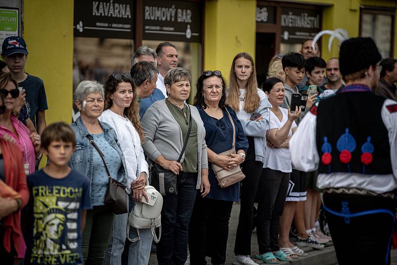 Na tři tisíce krojovaných účastníků z devíti regionů, Polska a Maďarska prošlo centrem Uherského Hradiště při Slováckých slavnostech vína a otevřených památek, 10. září 2022.