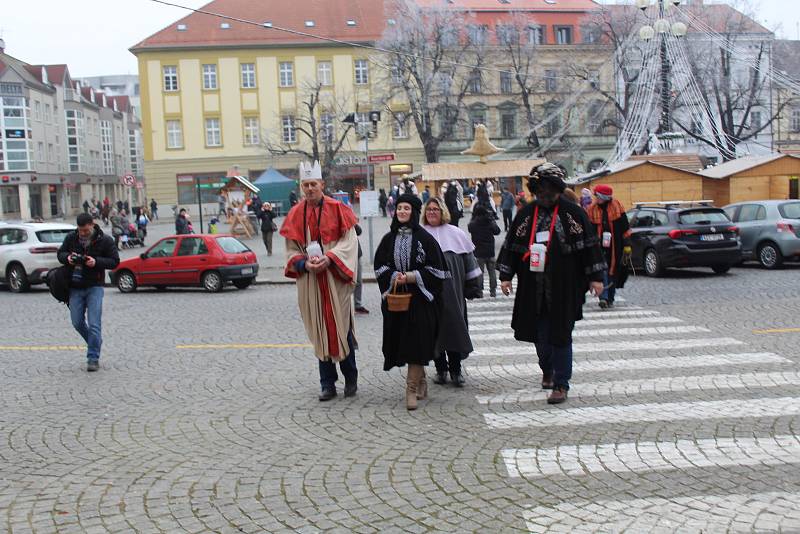 Se třemi králi na koních kráčel Hradištěm  velbloud Paša. Zastavili se i na radnici, kde je přivítal starosta města Stanislav Blaha se svými místostarosty.