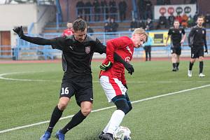 Fotbalisté Uherského Brodu (červené dresy) podlehli na umělé trávě na Lapači diviznímu Lanžhotu 0:1.