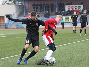 Fotbalisté Uherského Brodu (červené dresy) podlehli na umělé trávě na Lapači diviznímu Lanžhotu 0:1.
