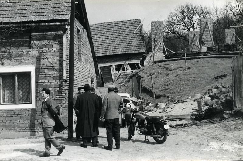 Sesuv půdy před padesáti lety smetl v Maršově třetinu domů. Snímky z dubna 1967.