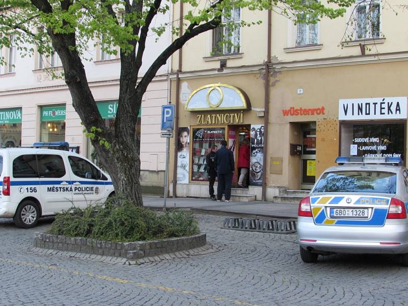 Brutálnímu útoku čelila ve středu 16. dubna krátce po 17. hodině na Masarykově náměstí v Uherském Hradišti 55letá prodavačka zlatnictví.