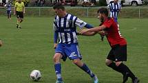 Fotbalisté Zlechova (červené dresy) prohráli ve 2. kole krajského poháru s Nedachlebicemi 1:2 na penalty.