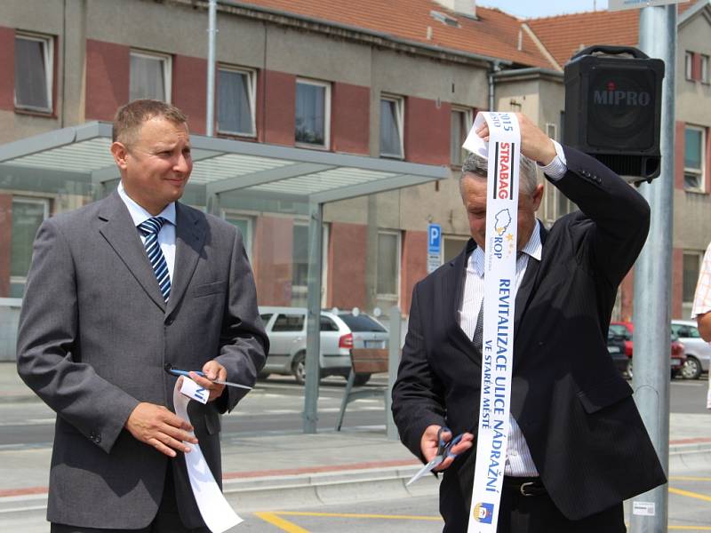 Novému prostranství před vlakovým nádražím ve Starém Městě požehnal staroměstský farář Miroslav Suchomel.