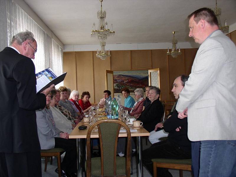Práci dobrovolných pletařek ocenil jejich pozváním na radnici i straňanský starosta Pavel Mimochodek (na snímku vpravo) 