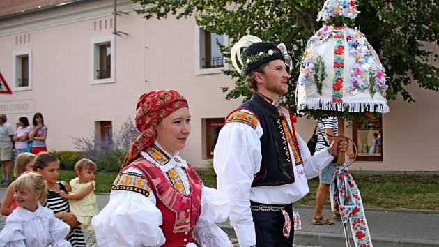 V ulicích poutní obce se pilo, jedlo, zpívalo, hrálo a tancovalo.