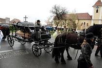 Poslední cestu po Kunovicích absolvoval Jiří Vařecha v pohřebním kočáře taženém párem koní. 