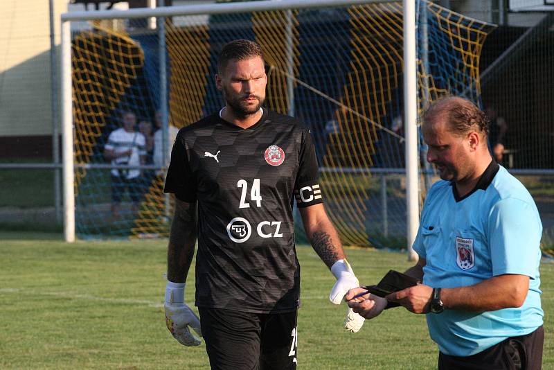 Fotbalisté Prakšic (modrožluté dresy) v I. kole krajského poháru Zlínska podlehli favorizované Nivnici 0:3.