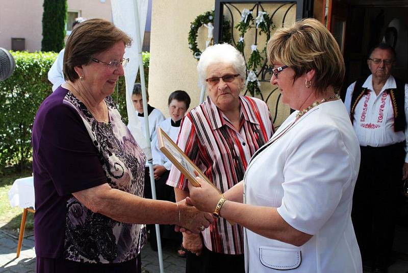 Starostka Sušic Vlasta Háblová předala čestné uznání bývalým kantorkám Elišce Bittnerové (první zleva) a Stanislavě Gabrielové.