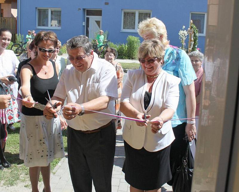 Symbolická páska od zrekonstruované zbrojnice nůžkám neodolala.