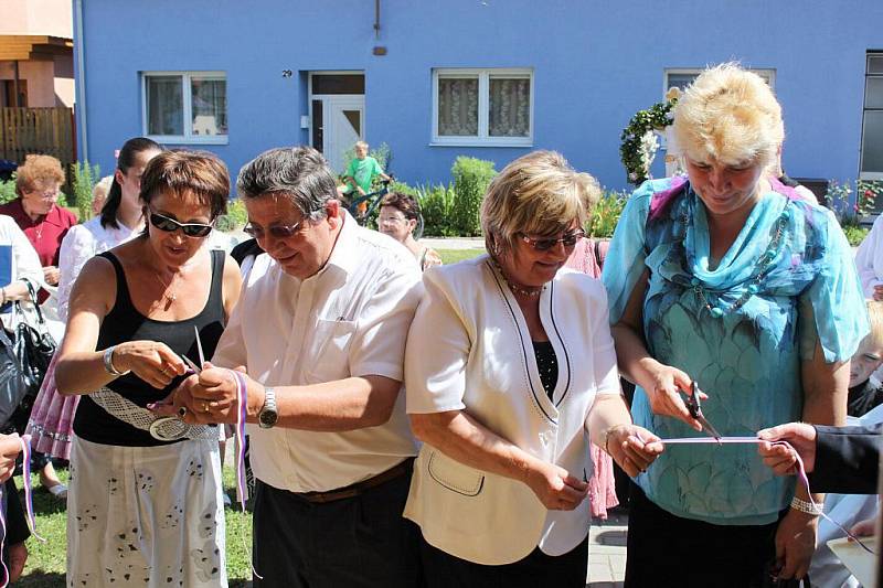 Symbolická páska od zrekonstruované zbrojnice nůžkám neodolala.