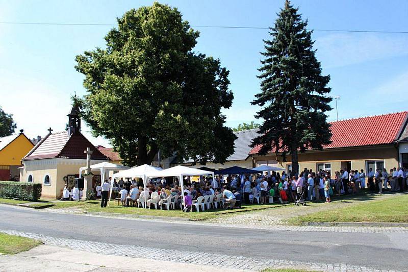 Poutní mši pod širým nebem celebroval v Sušicích P. Miroslav Suchomel.