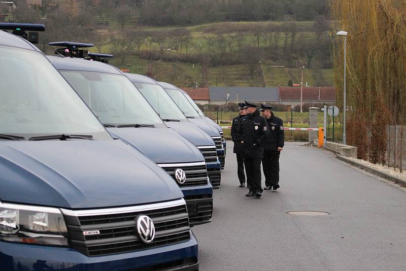 Hned pětici nových monitorovacích vozidel za pětatřicet milionů korun si v uherskohradišťské firmě EVPÚ Defence přebrala Policie ČR.