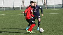 Fotbalisté Slovácka B (modré dresy) v přípravném zápase porazili divizní Hodonín 2:0. Oba góly vstřelil Pavel Juroška.