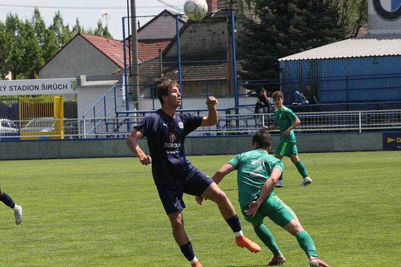 Starší dorostenci Slovácka (modré dresy) v úterní dohrávce 18. kola I. Celostátní ligy remizovali na Širůchu ve Starém Městě s Karvinou 1:1.