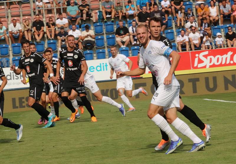 Fotbalisté Slovácka (bílé dresy) v neděli doma přivítali Hradec Králové.