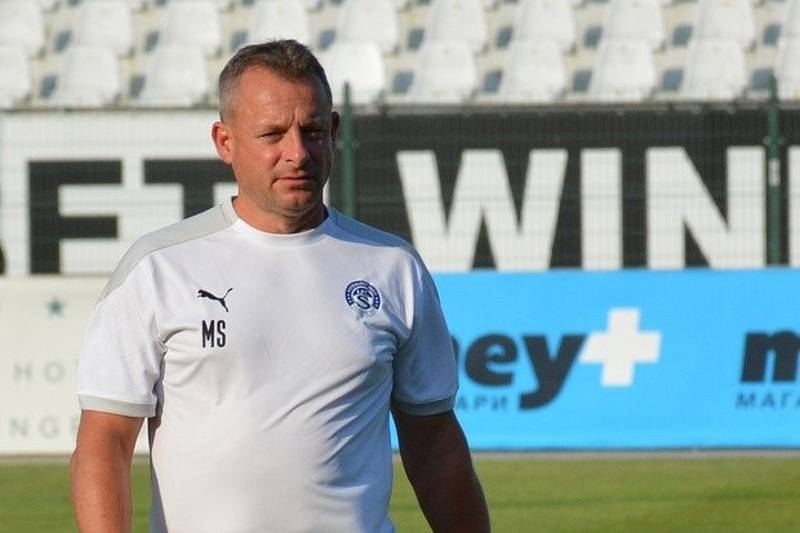 Trenér fotbalistů Slovácka Martin Svědík na hřišti Plovdivu.