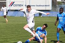 Fotbalisté Slovácka B (bílé dresy) hráli v Kunovicích s juniorkou Baníku Ostrava nerozhodně 1:1.