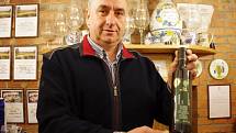 Jednatel Vinařství Jakubík se vzorkem Sauvignonu, výběru z bobulí ročníku 2011, který v Izraeli získal ocenění Double Gold.