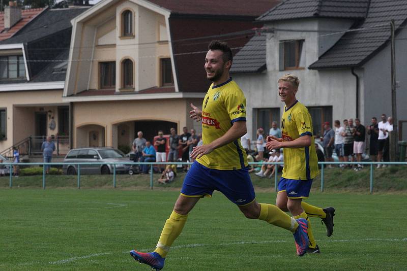 Fotbalisté Starého Města (žluté dresy) vyhráli derby ve Zlechově 3:1.