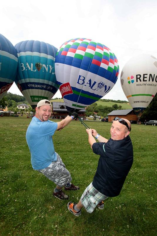 Start největšího horkovzdušného balonu v ČR s Baloncentra ve Břestku.