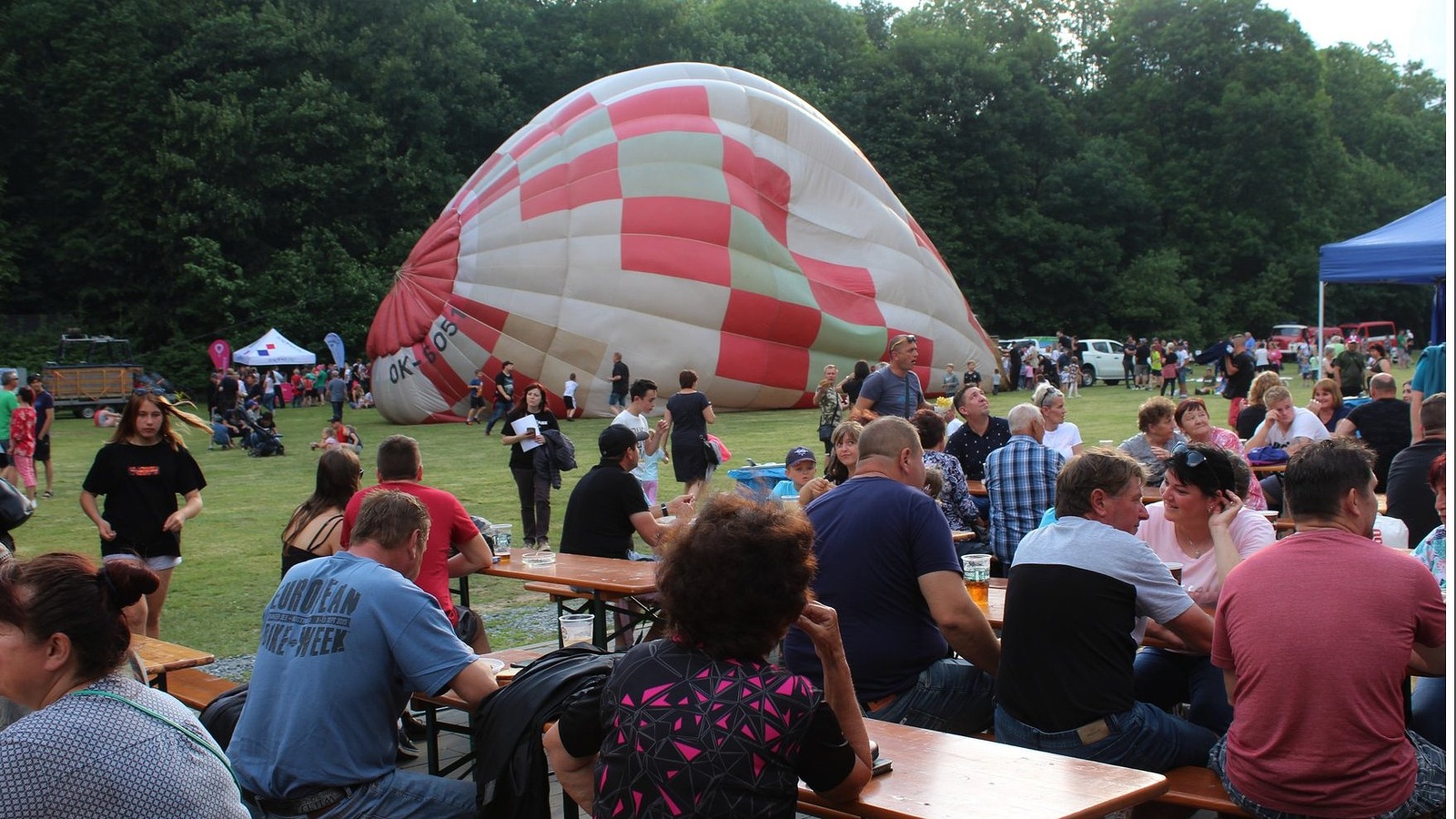 Balonová fiesta v Břestku: největšímu balonu ve střední Evropě požehnal  farář - Slovácký deník