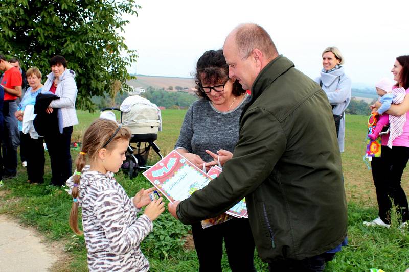 V neděli odpoledne bylo počasí spíše na draka. Kvůli slabému větru někteří draci nechtěli vzlétnout.