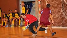 Futsalová liga Uherskohradišťska začala 1. kolem. Snímky jsou z utkání Trabzon – FC Banda (ve žlutém) 1:6 (0:3).