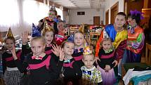 Davy dětských masek se hrnuly o posledním únorovém nedělním odpoledni do kulturního domu v Bojkovicích. Nakonec jich tam v doprovodu tří stovek dospěláků dorazilo více než 150. 