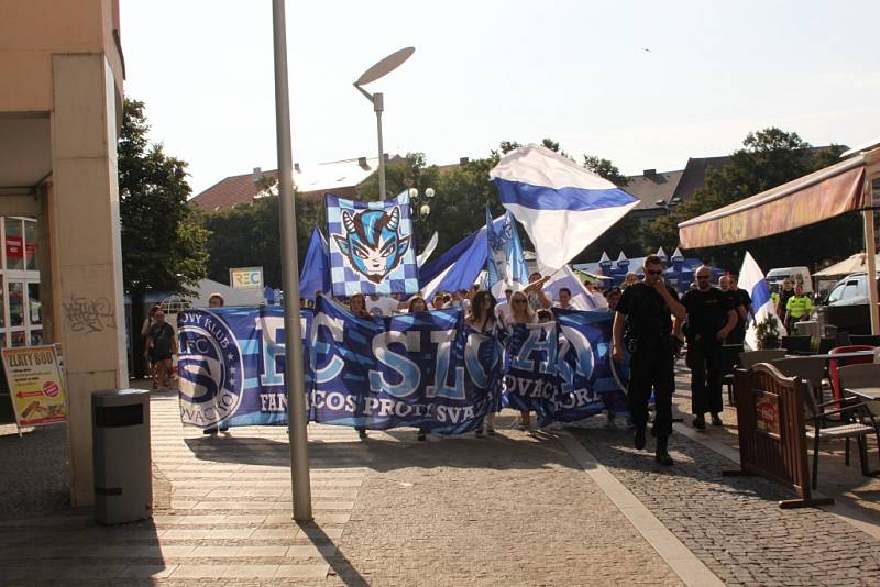 Pochod fanoušků Slovácka Uherským Hradištěm před utkáním 1. FC Slovácko - Jihlava.