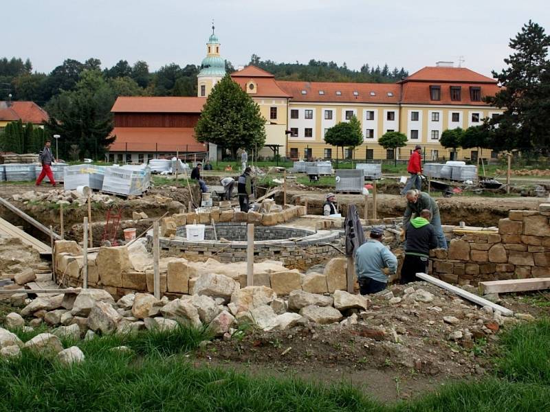 Stavba replik základů cisterciáckých staveb v okolí velehradské baziliky Nanebevzetí Panny Marie a sv. Cyrila a Metoděje. 